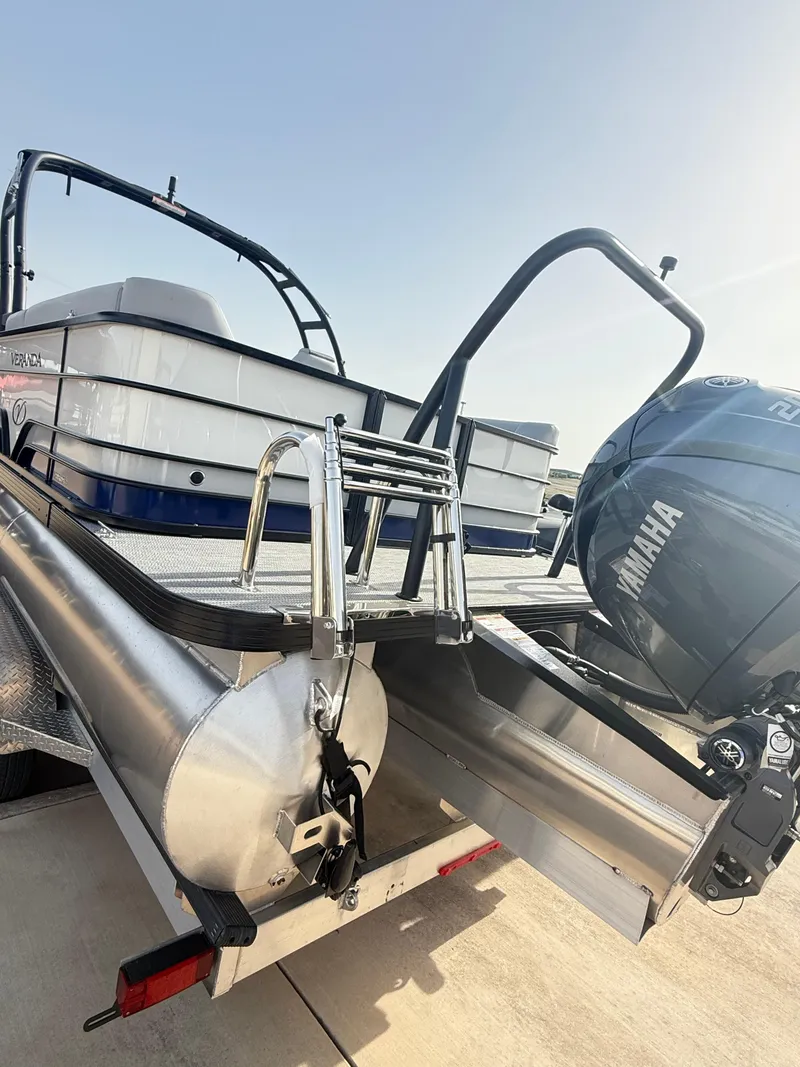 Slide: The Image of Veranda VS25RC Tri-Toon 2025 - 4