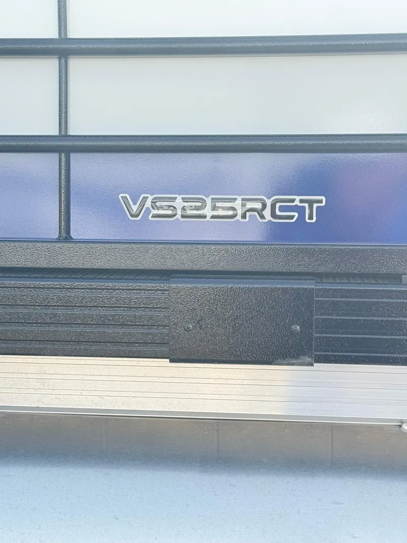 Slide: The Image of Veranda VS25RC Tri-Toon 2025 - 5