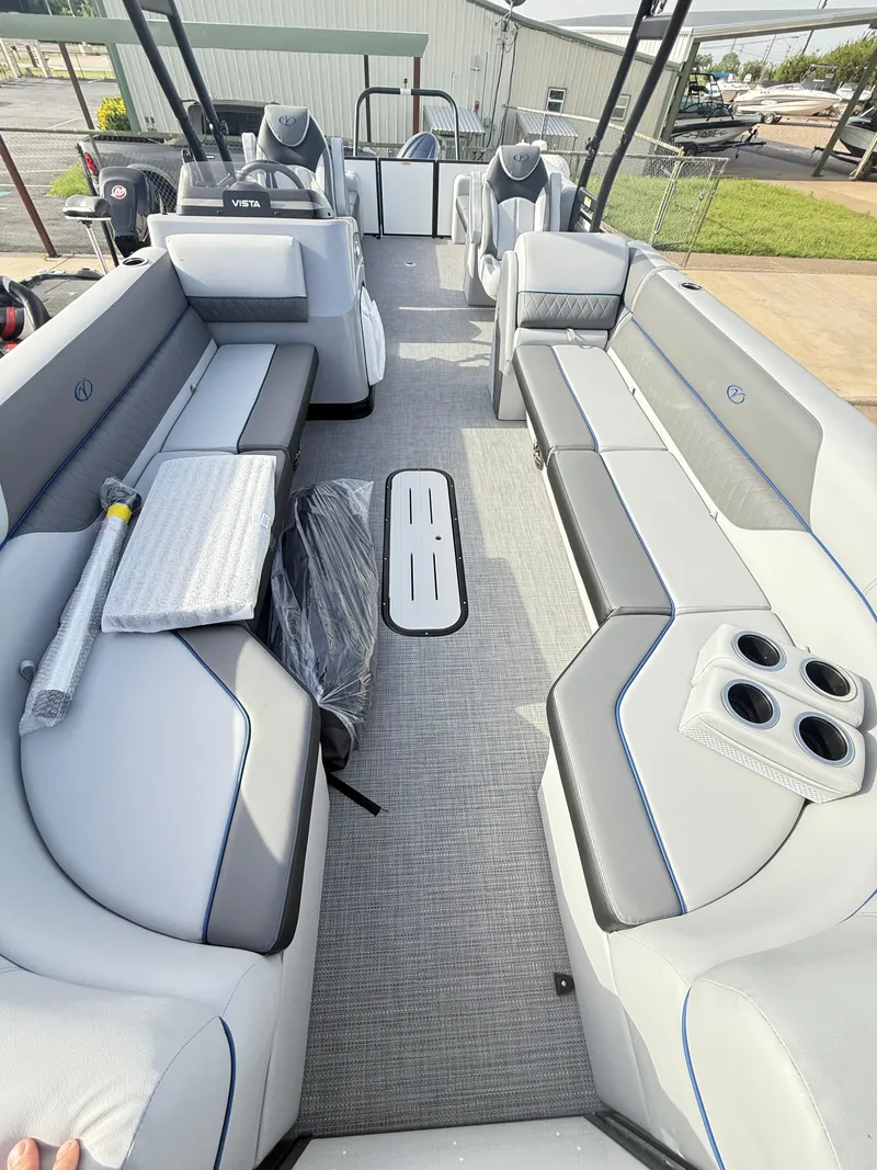 Slide: The Image of Veranda VS25RC Tri-Toon 2025 - 6