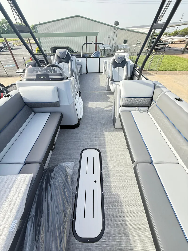 Slide: The Image of Veranda VS25RC Tri-Toon 2025 - 7