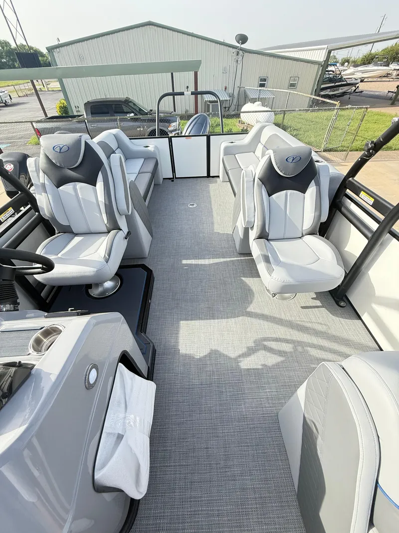 Slide: The Image of Veranda VS25RC Tri-Toon 2025 - 8