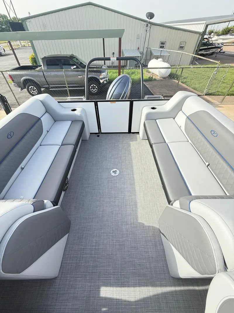 Slide: The Image of Veranda VS25RC Tri-Toon 2025 - 9