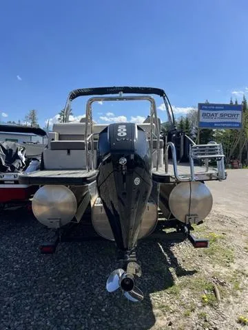 Slide: The Image of 2025 Harris SUNLINER 230 SLDH pontoon boat, rear view, outdoor display. - 5