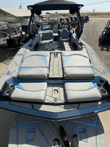 Slide: The Image of 2025 Centurion Fe25 boat with spacious seating and modern design. - 11