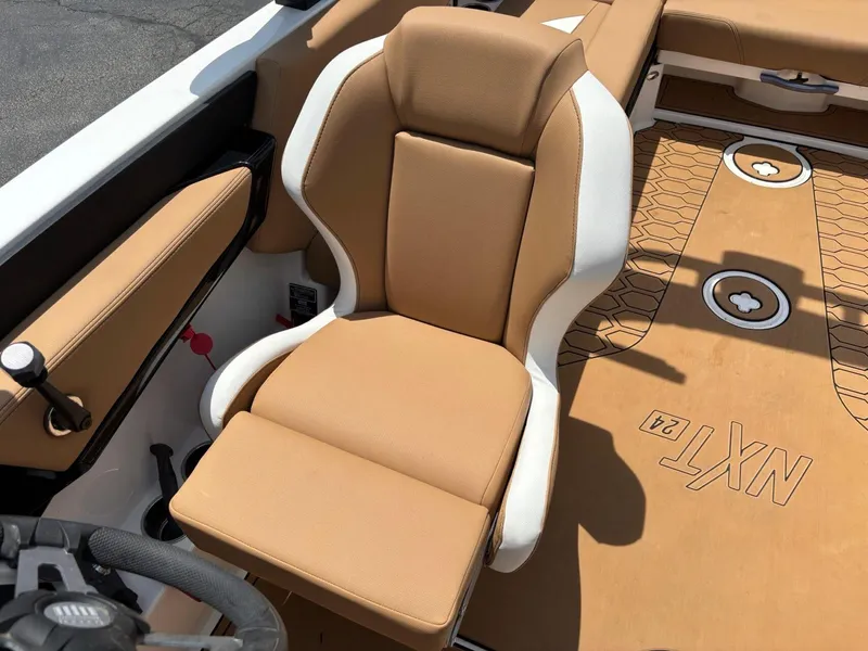 Slide: The Image of MasterCraft NXT 24 2022 - 15