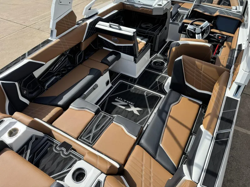 Slide: The Image of Tigé 23ZX Ultre' 2025 - 13