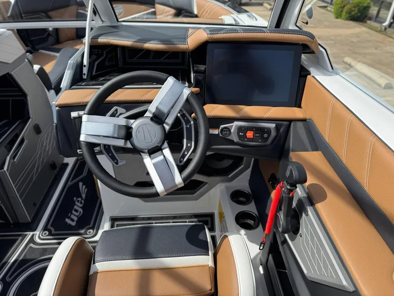 Slide: The Image of Tigé 23ZX Ultre' 2025 - 18