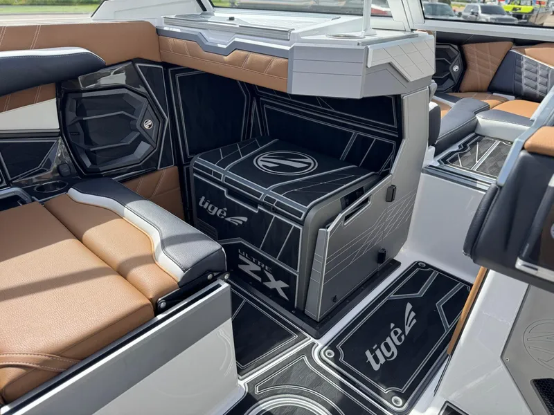 Slide: The Image of Tigé 23ZX Ultre' 2025 - 20