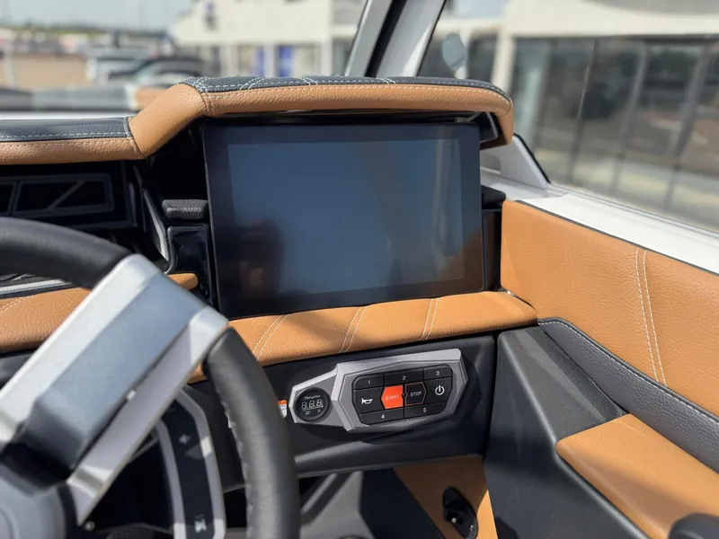 Slide: The Image of Tigé 23ZX Ultre' 2025 - 23