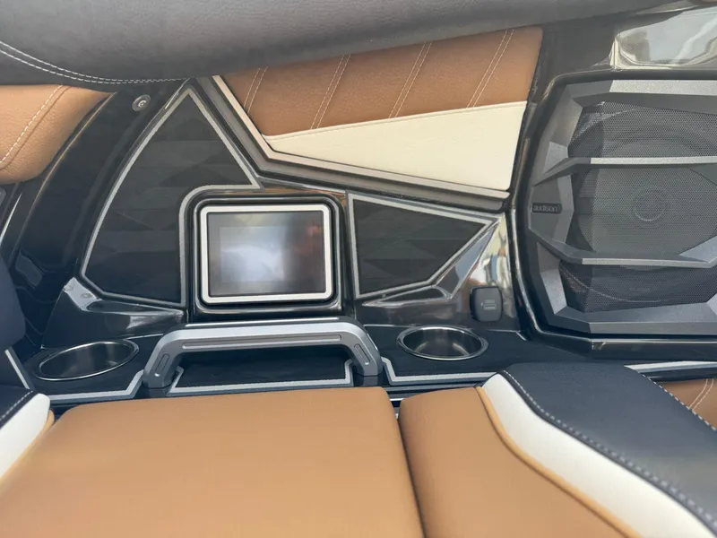 Slide: The Image of Tigé 23ZX Ultre' 2025 - 25