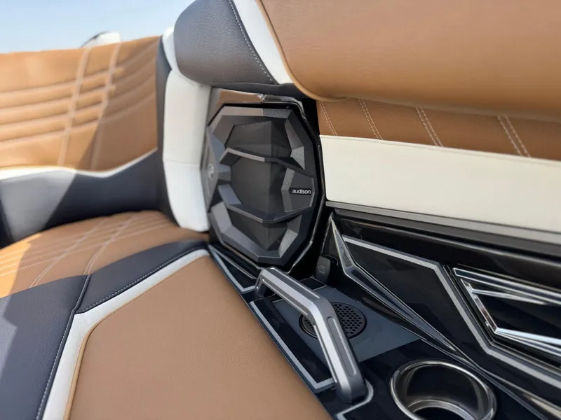 Slide: The Image of Tigé 23ZX Ultre' 2025 - 28