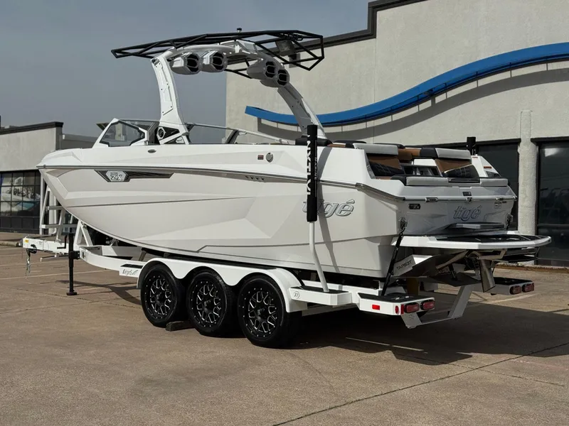 Slide: The Image of Tigé 23ZX Ultre' 2025 - 3