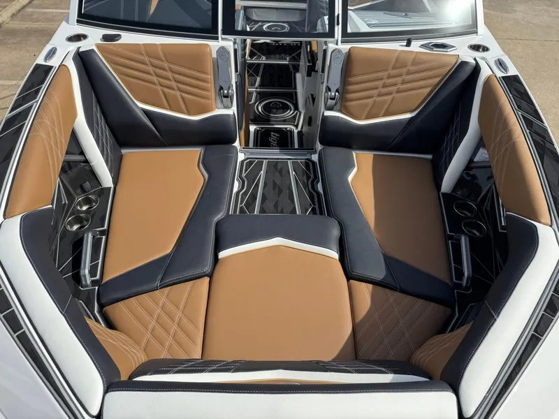 Slide: The Image of Tigé 23ZX Ultre' 2025 - 7