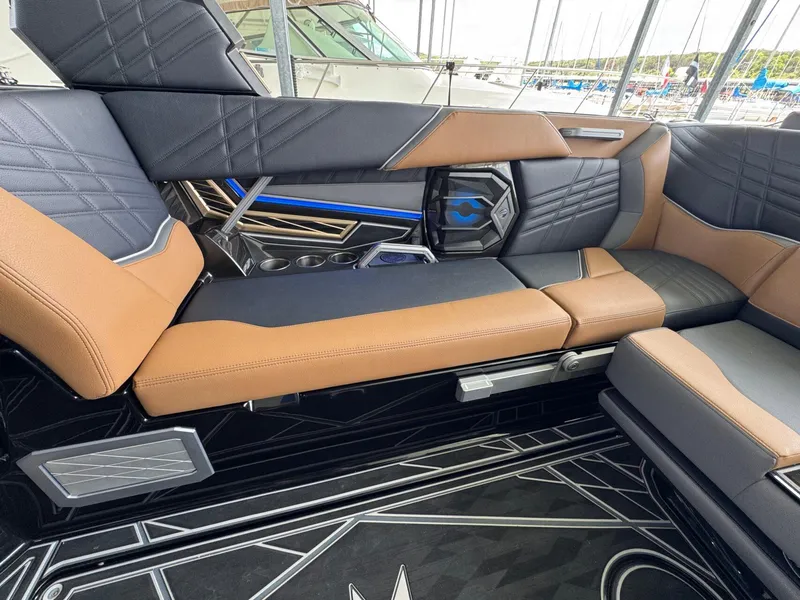 Slide: The Image of Tigé Ultré 25ZX 2025 - 11