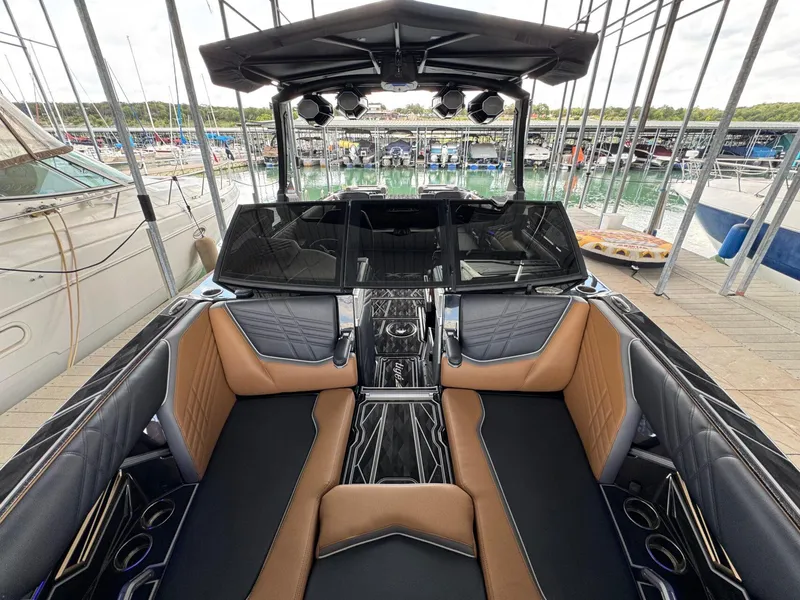 Slide: The Image of Tigé Ultré 25ZX 2025 - 19