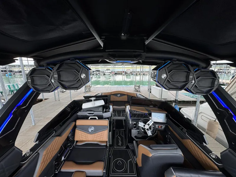 Slide: The Image of Tigé Ultré 25ZX 2025 - 21