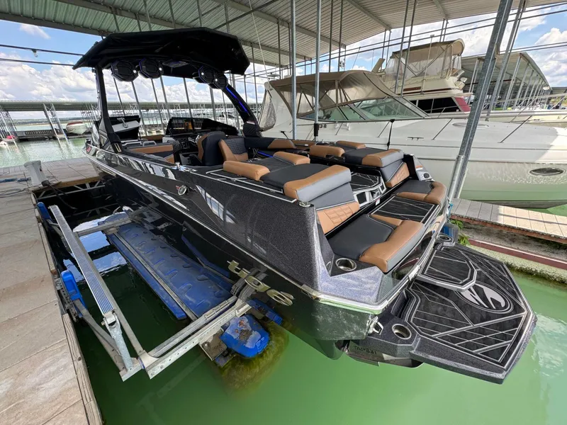 Slide: The Image of Tigé Ultré 25ZX 2025 - 3