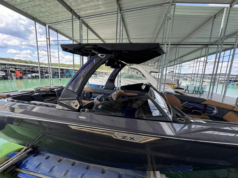 Slide: The Image of Tigé Ultré 25ZX 2025 - 5