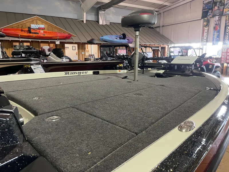 Slide: The Image of 2025 Ranger Z520 boat interior with spacious deck in showroom. - 10