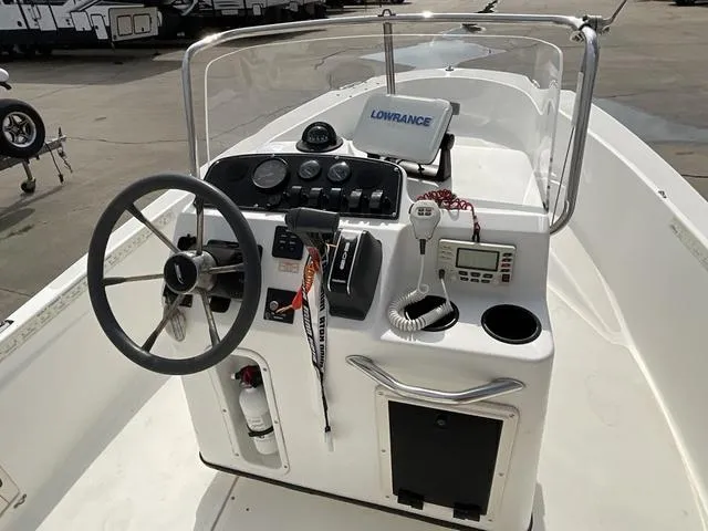 Slide: The Image of Boston Whaler 18 Dauntless 1999 - 10