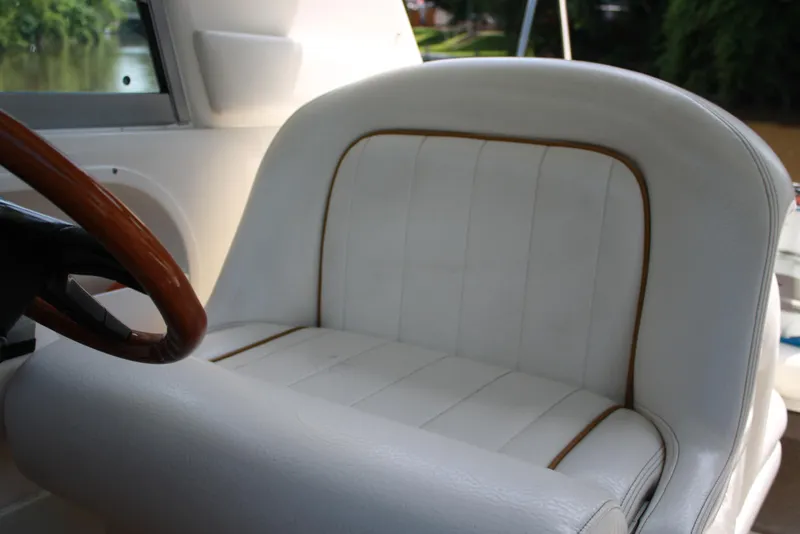 Slide: The Image of White leather seat on 2000 Sea Ray 290 Sundancer boat. - 4