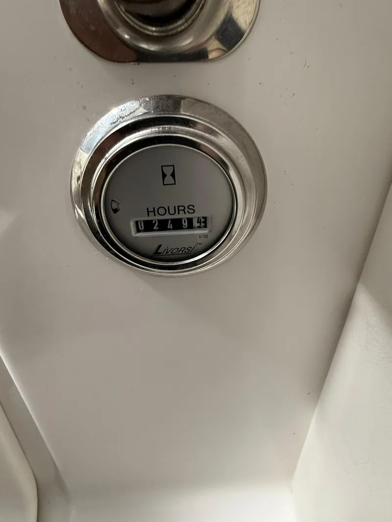 Slide: The Image of Hour meter on 2006 Magic 29 Wizard boat, displaying 249.9 hours. - 16