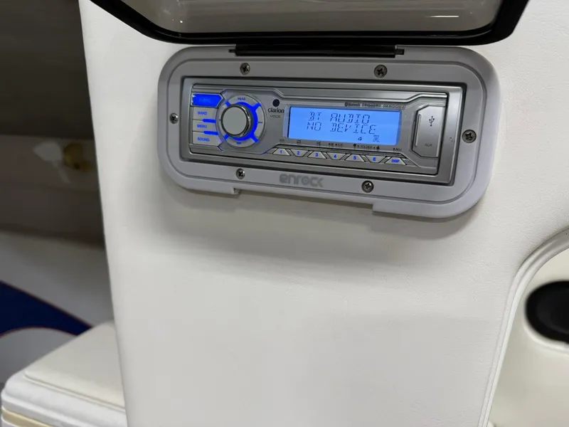 Slide: The Image of Boat stereo system on a 2006 Magic 29 Wizard, displaying "No Device" message. - 22