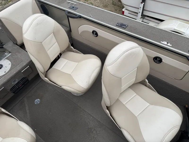 Slide: The Image of 2004 Alumacraft Trophy 175 dashboard with steering wheel and instrument panel. - 10