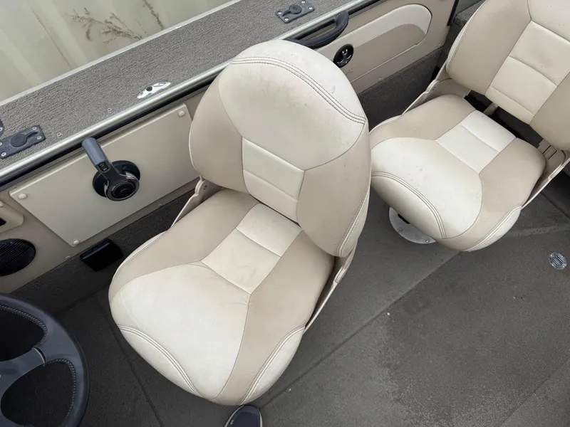 Slide: The Image of 2004 Alumacraft Trophy 175 boat engine cables with 456 hours tag. - 7