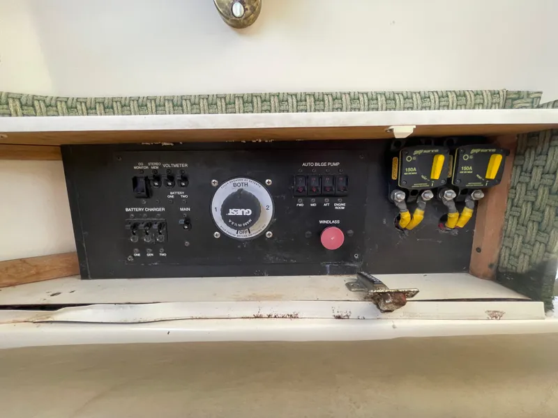 Slide: The Image of Carver 350 Mariner 1999 - 37