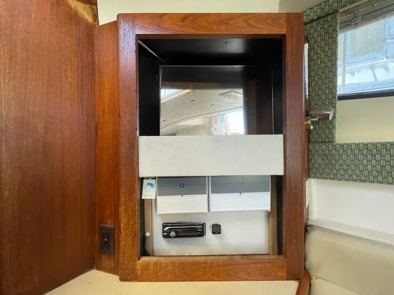 Slide: The Image of Carver 350 Mariner 1999 - 39