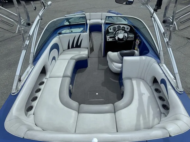 Slide: The Image of 2007 MB TOMCAT boat interior with gray seating and modern dashboard. - 10