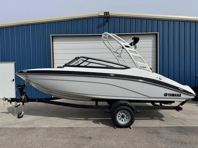 Slide: The Image of Yamaha 195S 2025 - 1