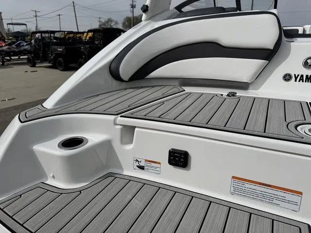 Slide: The Image of Yamaha 195S 2025 - 10