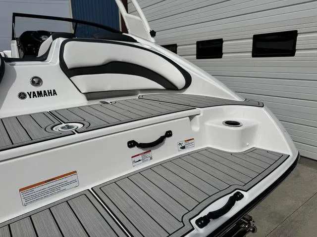 Slide: The Image of Yamaha 195S 2025 - 11