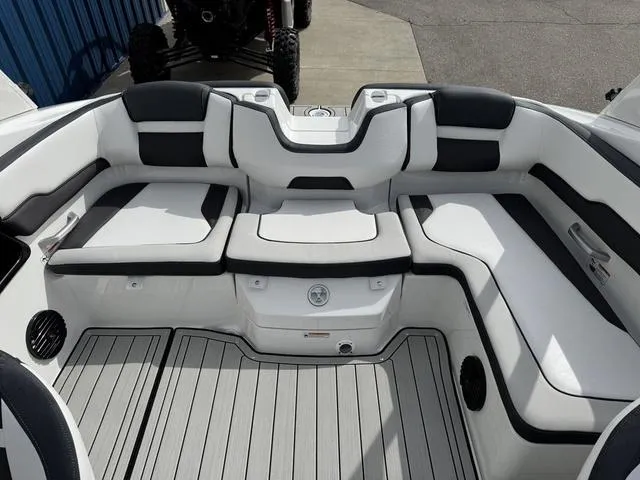 Slide: The Image of Yamaha 195S 2025 - 15