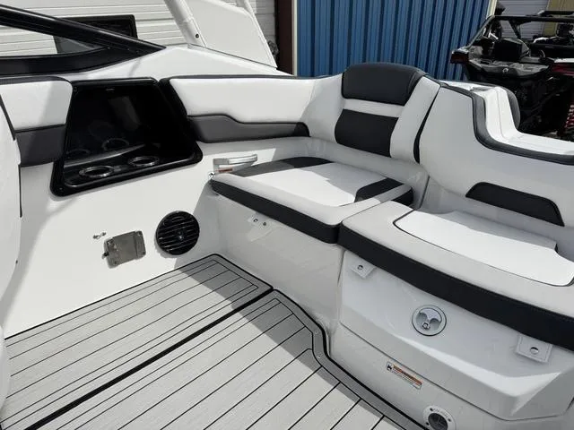 Slide: The Image of Yamaha 195S 2025 - 16