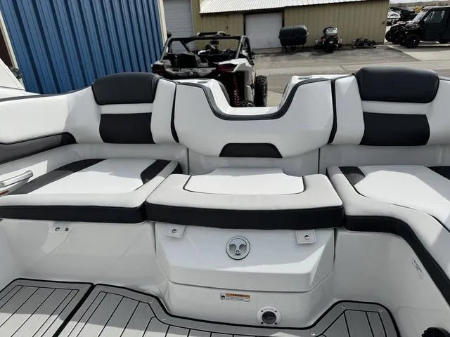 Slide: The Image of Yamaha 195S 2025 - 17