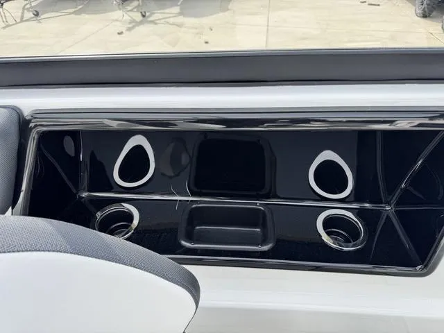 Slide: The Image of Yamaha 195S 2025 - 23