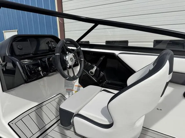 Slide: The Image of Yamaha 195S 2025 - 26