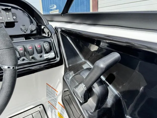 Slide: The Image of Yamaha 195S 2025 - 29