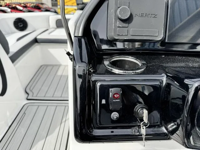 Slide: The Image of Yamaha 195S 2025 - 31