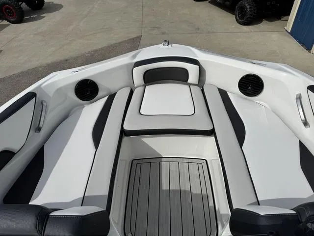 Slide: The Image of Yamaha 195S 2025 - 34