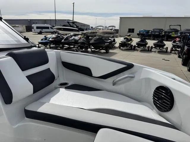 Slide: The Image of Yamaha 195S 2025 - 35