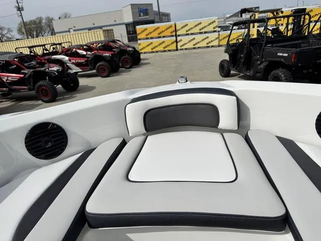 Slide: The Image of Yamaha 195S 2025 - 36