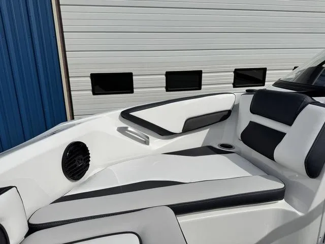 Slide: The Image of Yamaha 195S 2025 - 37