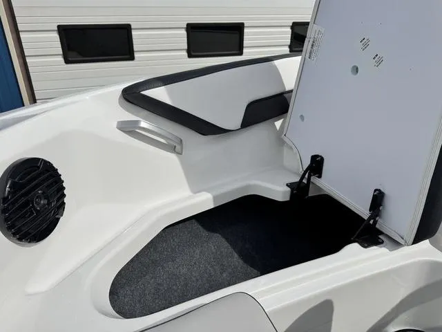 Slide: The Image of Yamaha 195S 2025 - 38