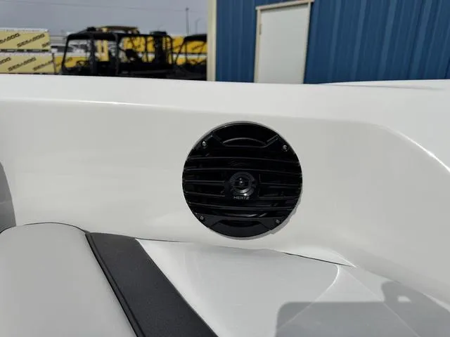 Slide: The Image of Yamaha 195S 2025 - 42