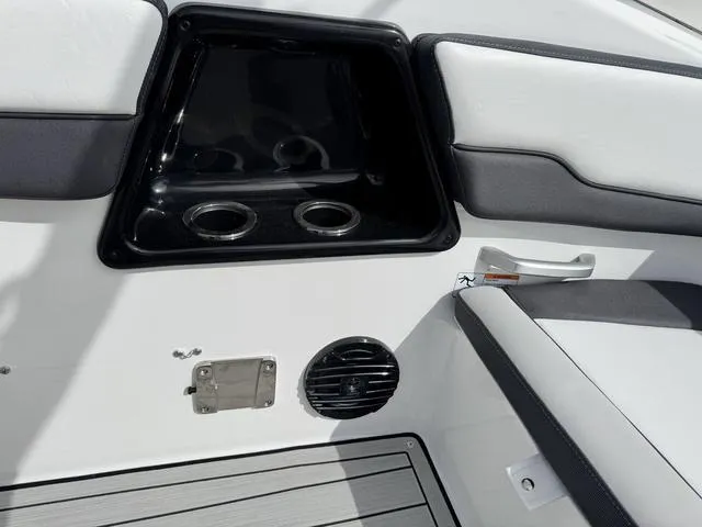 Slide: The Image of Yamaha 195S 2025 - 44