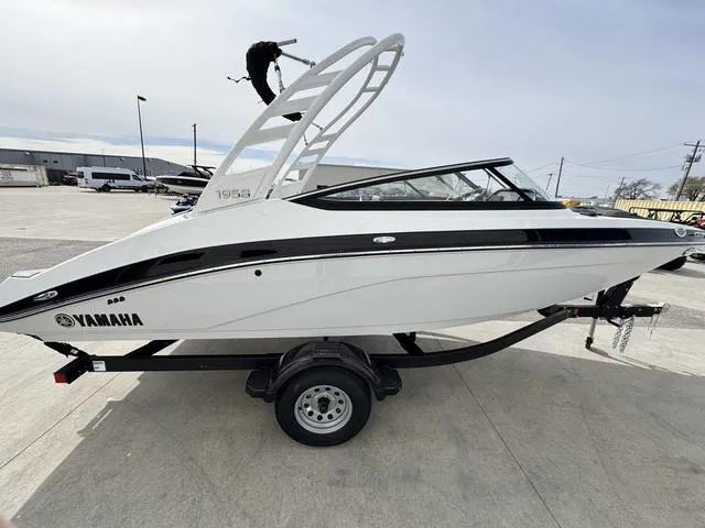 Slide: The Image of Yamaha 195S 2025 - 5